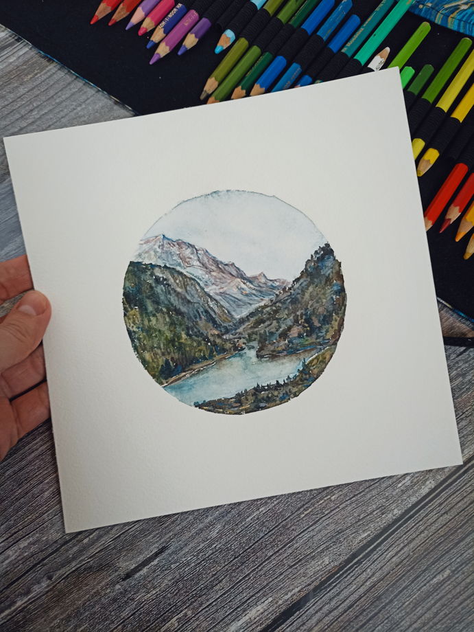 Акварельная круглая картина Горный пейзаж с рекой