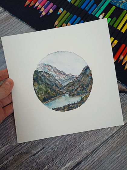 Акварельная круглая картина Горный пейзаж с рекой