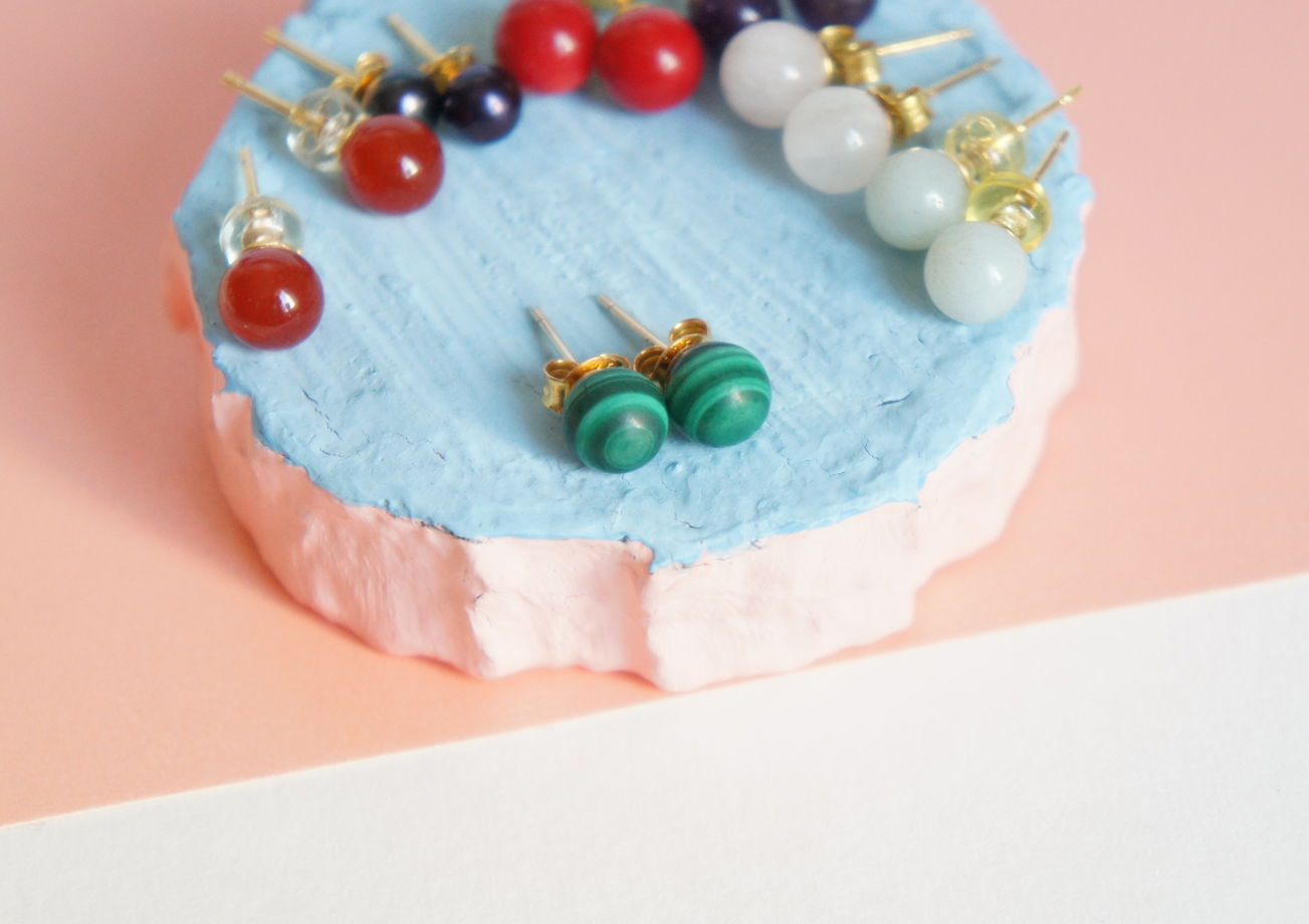 Позолоченные серьги гвоздики пусеты с натуральным малахитом