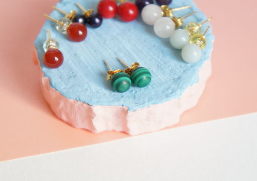 Позолоченные серьги гвоздики пусеты с натуральным малахитом