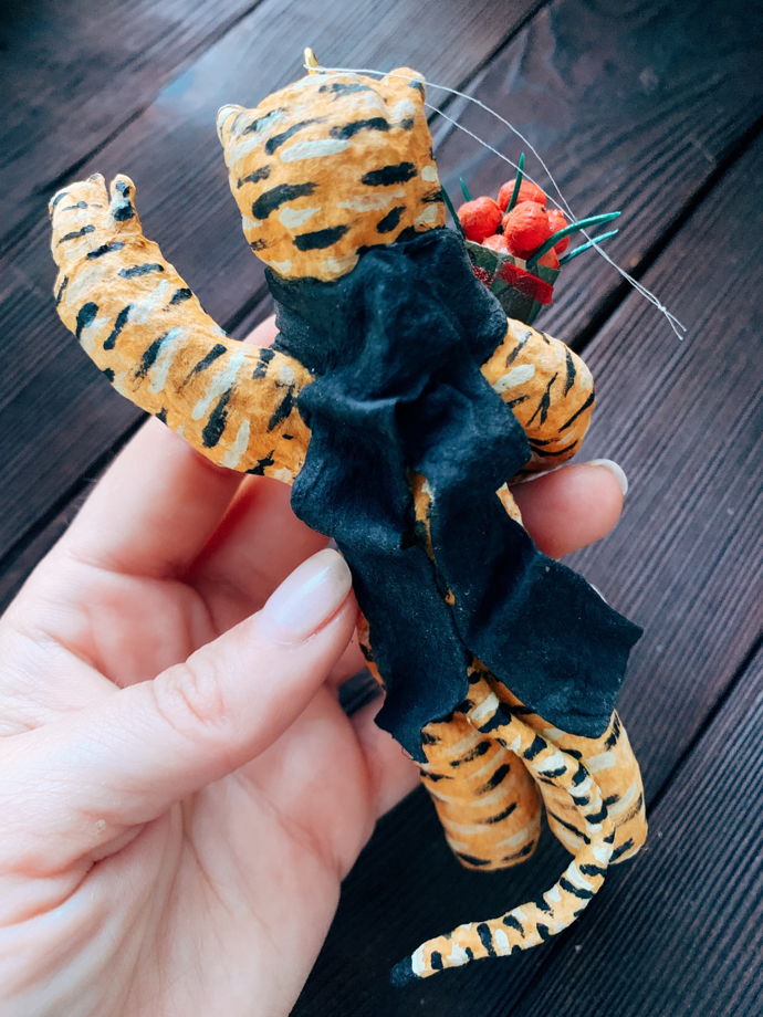 Ватная ёлочная игрушка ручной работы и росписи "Тигр c кульком мандарин".