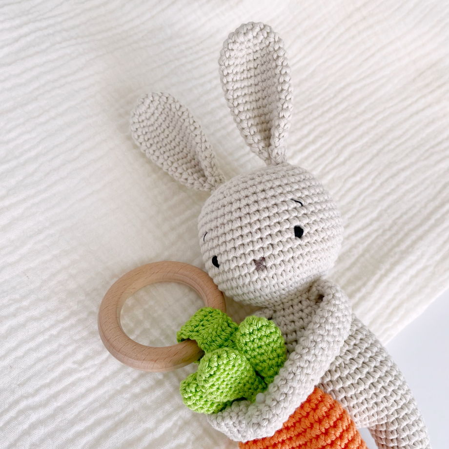 Набор для малышей - игрушка зайчик и шуршащая морковка из хлопка