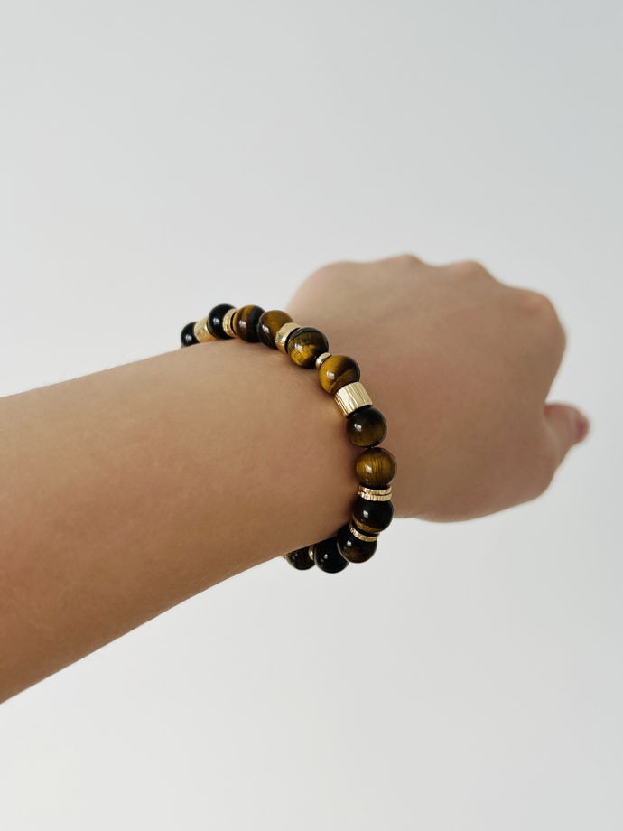 Браслет на резинке из тигрового глаза и металлических вставок под золото
