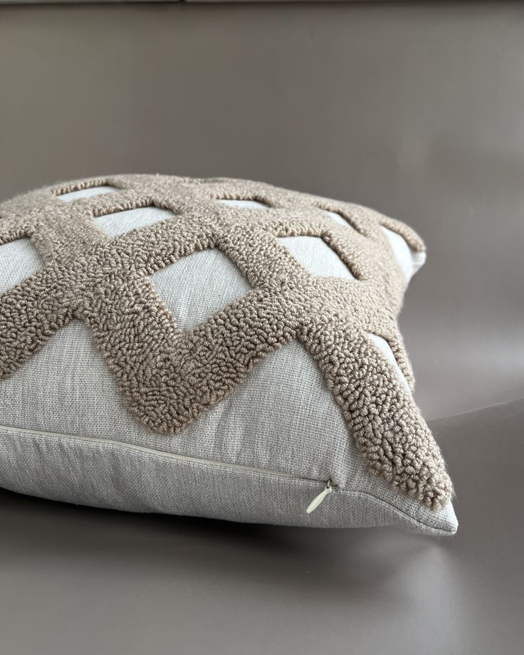 Декоративная подушка с ковровой вышивкой,  40х40