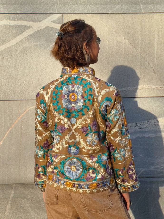 Бежевый жакет с вышивкой