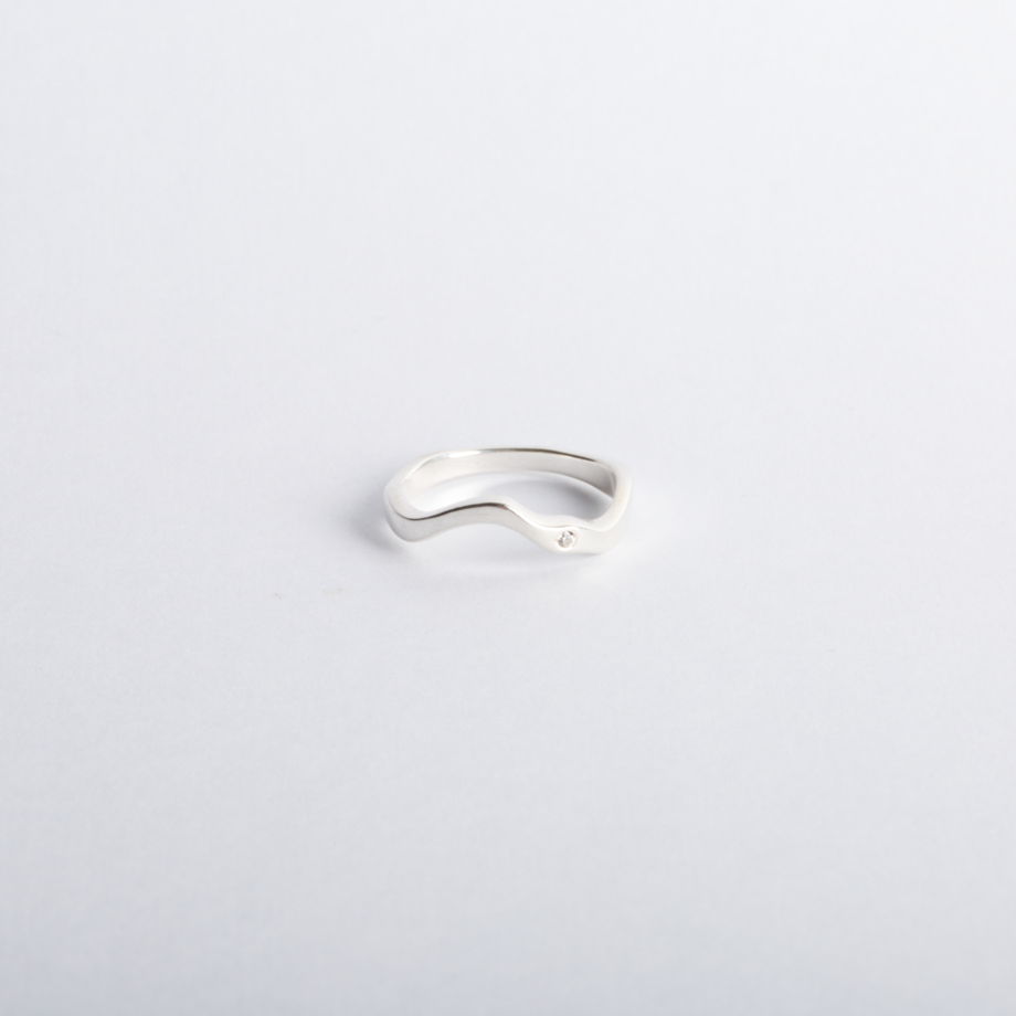 кольцо Reunion II волнообразной формы с искусственным бриллиантом
