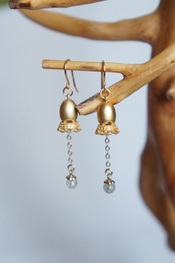 Позолоченные матовые ажурные кружевные серьги колокольчики с цепочками и аквамарином