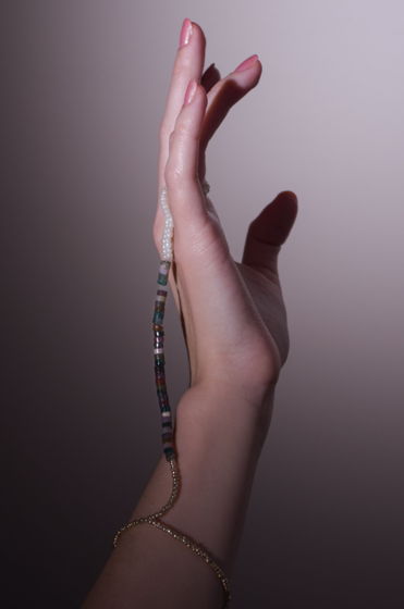 Украшение-браслет для кисти руки с оливковым стеклом и белым бисером