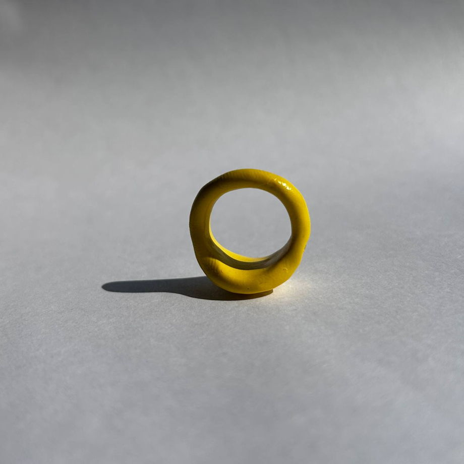 Кольцо из полимерной глины с фианитами ПÁВЕ жёлтое