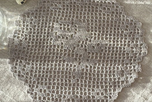 Серая вязаная салфетка с розой