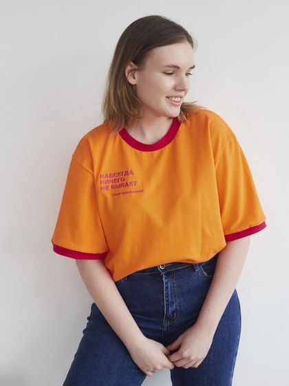 Оранжевая с фуксией хлопковая футболка с вышивкой-цитатой Л.Н.Толстого