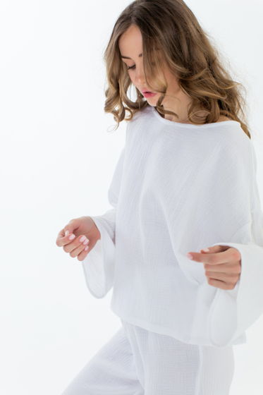 Блузка свободного фасона с широким рукавом в белом цвете из хлопка муслина
