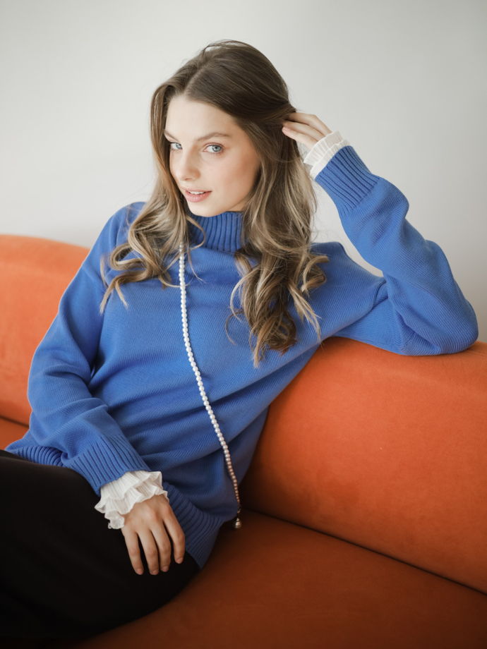 Свитер синий с воротником