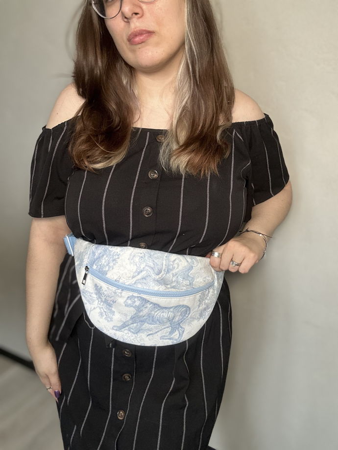 Поясная сумочка из уплотненного денима с принтом "Джунгли" голубая