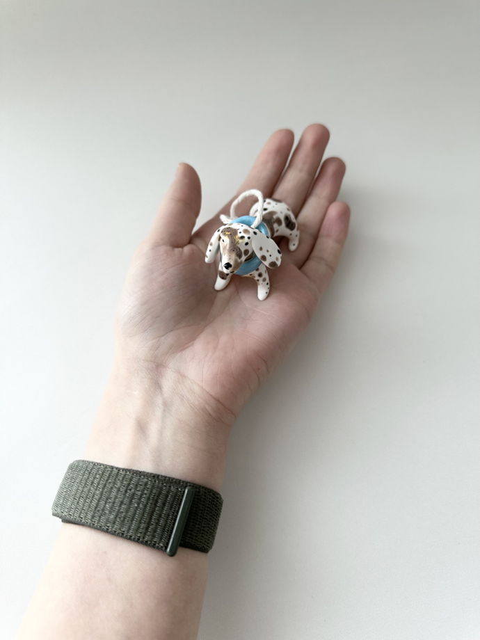 Статуэтка-подвес-ёлочная игрушка собака такса в голубом ошейнике из английского костяного фарфора ручной работы