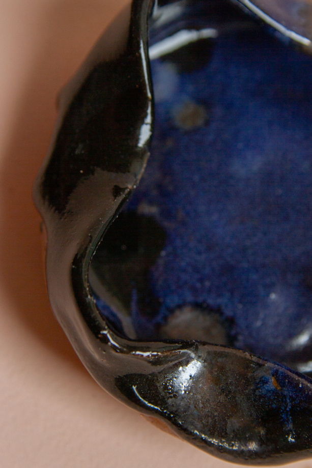 Керамическая пепельница ручной работы, покрытая синей, черной глазурями
