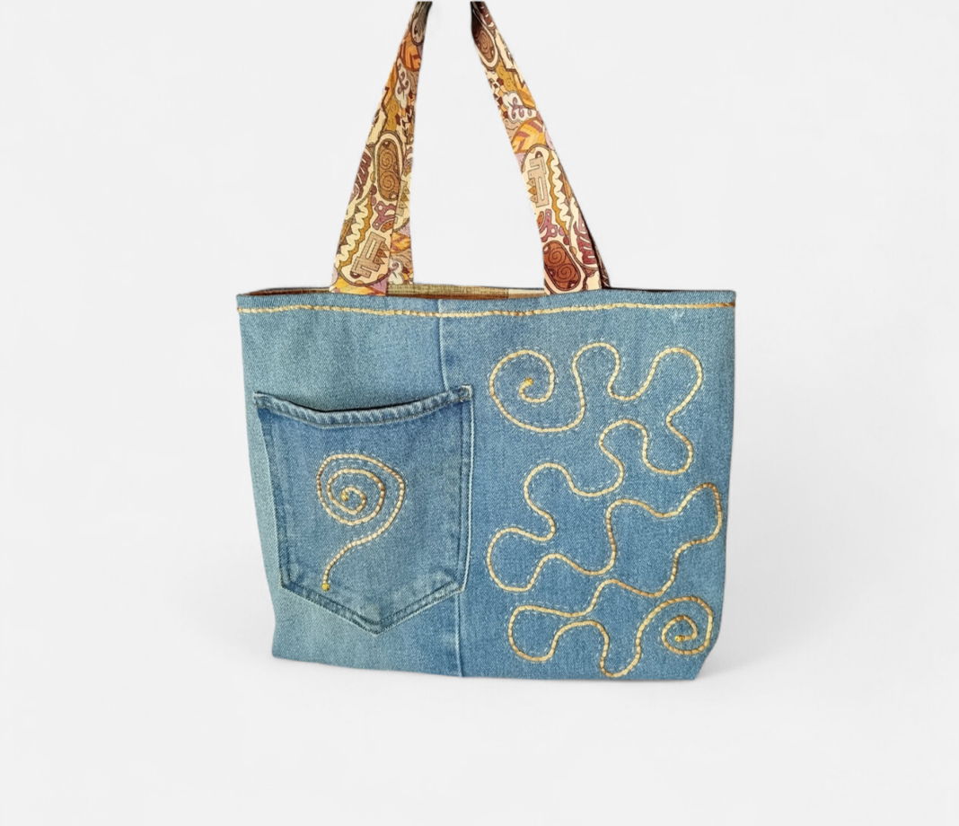 Сумочка из переработанного денима с ручной вышивкой в технике Boro