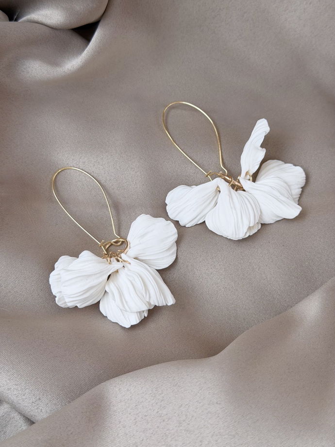 Женские серьги ручной работы из полимерной глины белого цвета с лепестками, латунная фурнитура, украшение на свадьбу и выпускной