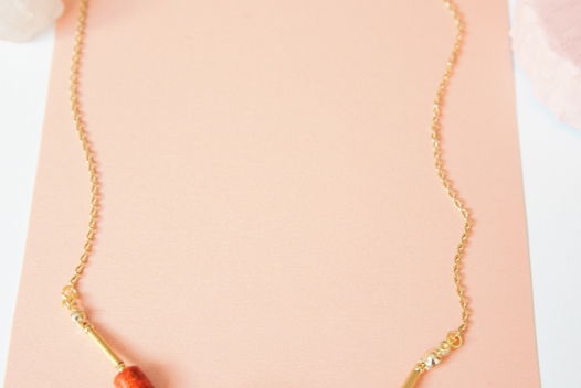 Цепочка с красным кораллом красной яшмой и матовыми трубочками