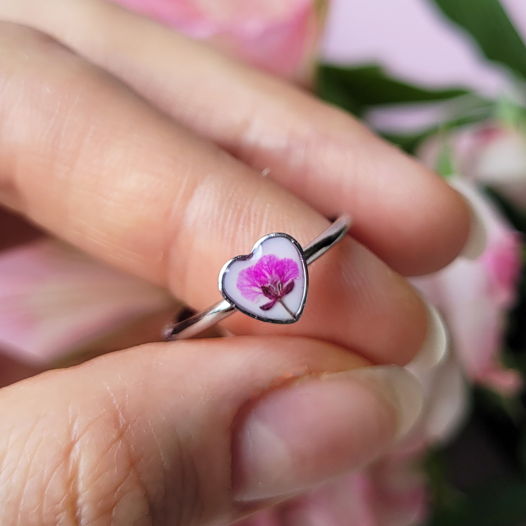 Кольцо сердце из эпоксидной смолы с цветком алиссума