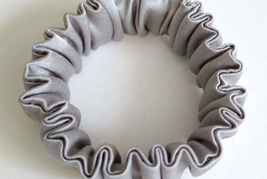Резинка для волос из натурального шёлка от ДОДОЛА. Новогодний подарок. цвет: Жемчужно-серый.