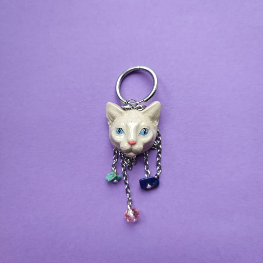 Моносерьга конго Белая кошка с камнями