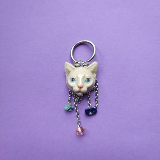 Моносерьга конго Белая кошка с камнями