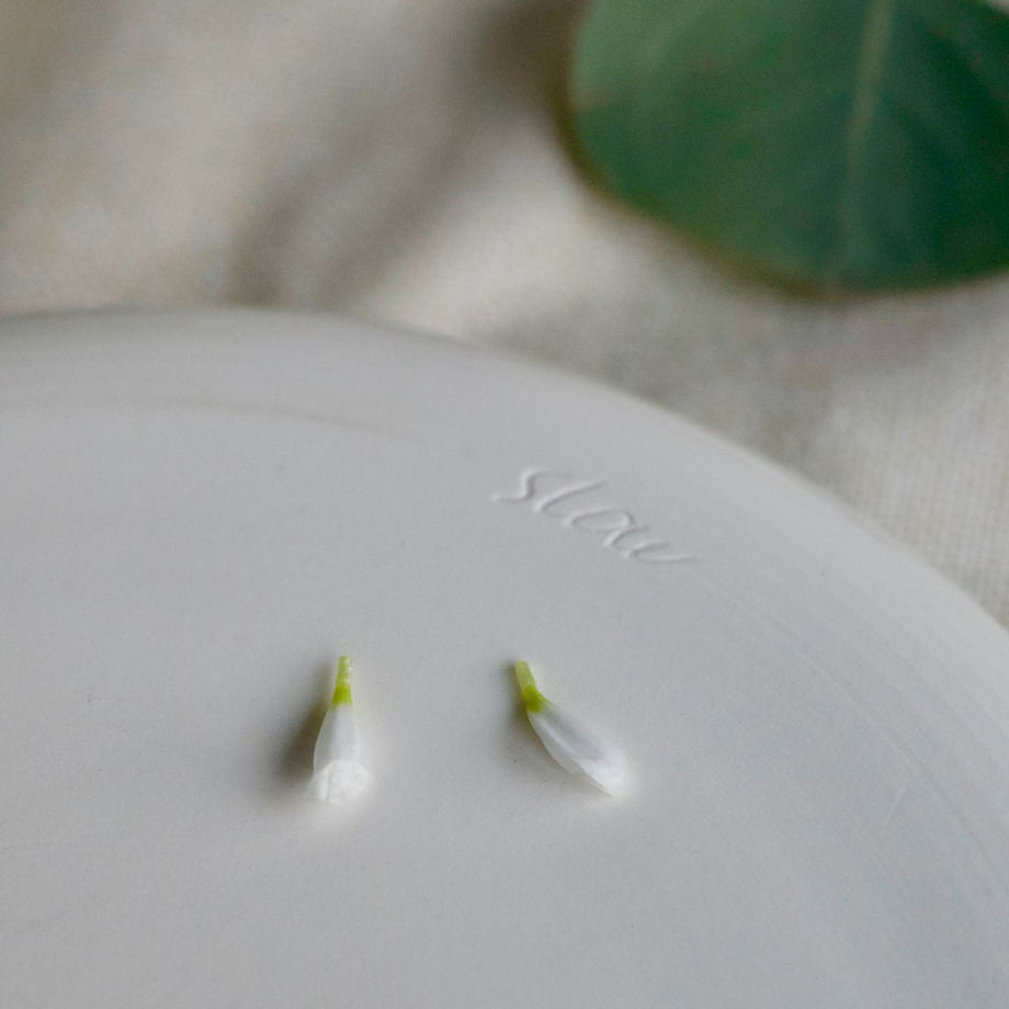 Тарелка бело-бирюзовая плоская ручной работы, "Лазурь"