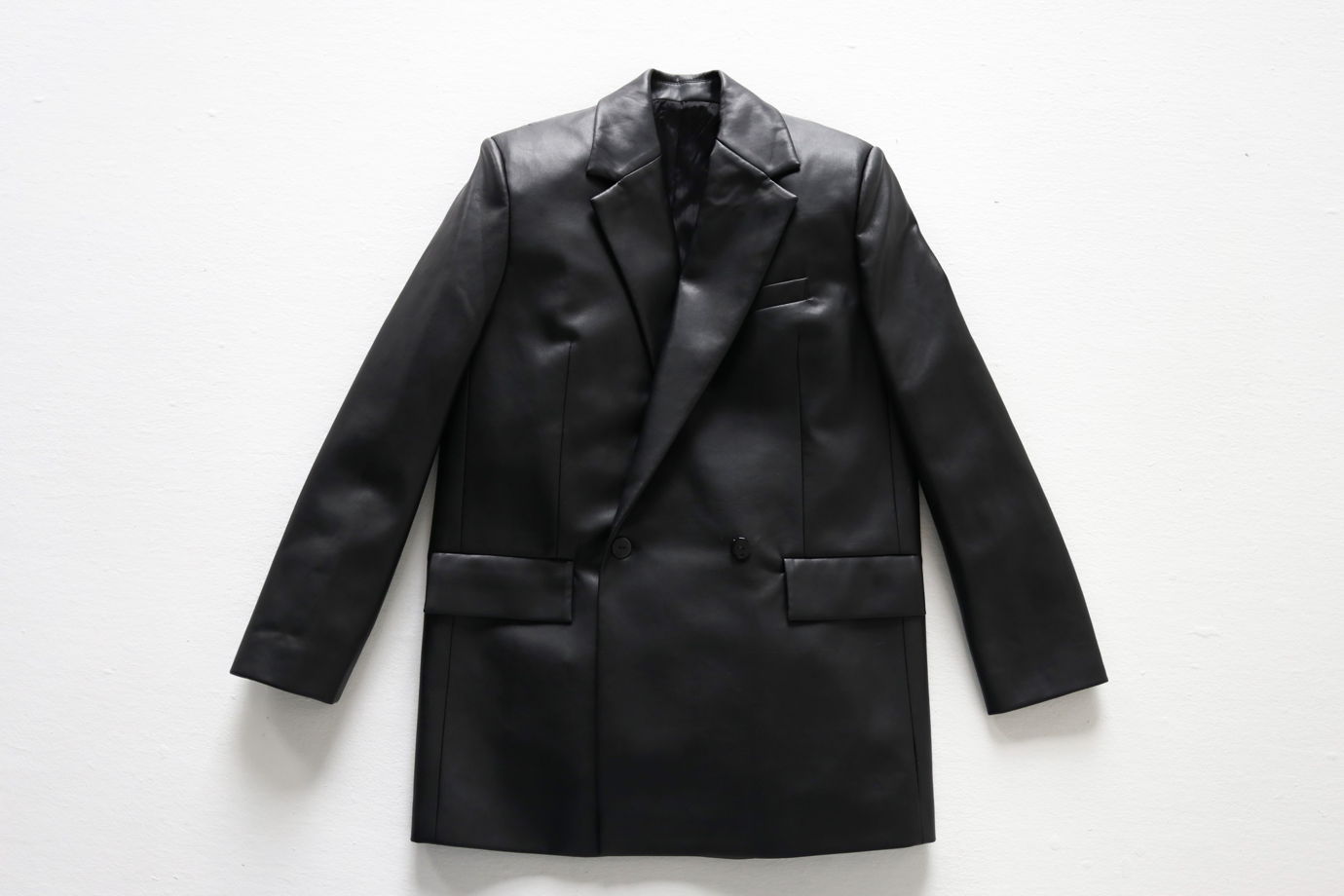 Кожаный пиджак со спинкой на пуговицах/Black