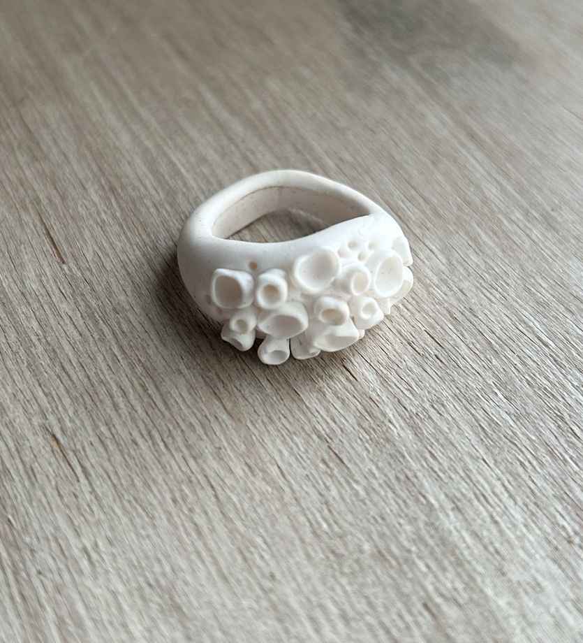 Белое кольцо "Кораллы" ручной работы из полимерной глины