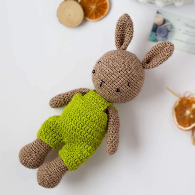 Игрушка мягкая интерьерная - зайчик вязаный цвета светлого какао "Bunny"