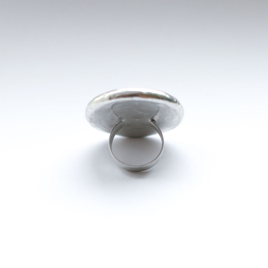 Большое круглое кольцо из белого стекла