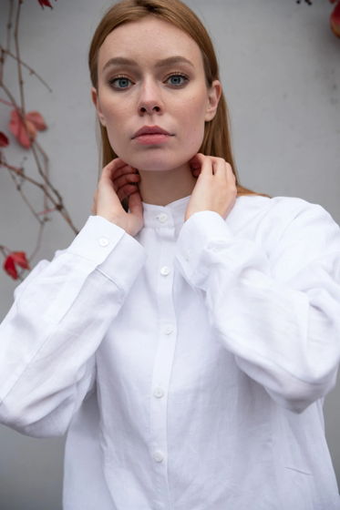 Рубашка из белой конопли с перламутровыми пуговицами Petrichor