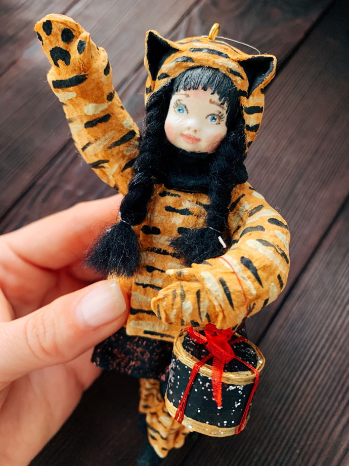Ватная елочная игрушка ручной работы и росписи "Тигрица с подарком".