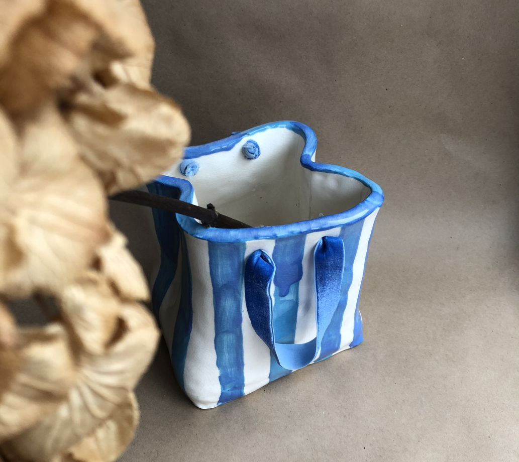 Полосатая керамическая ваза-пакет
