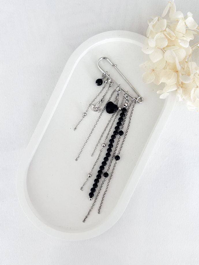 Брошь-булавка с цепочками и подвесками: сердечко и птичка