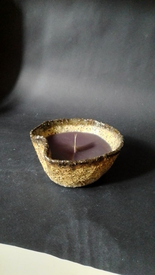 Свеча в керамической пиале с изгибом