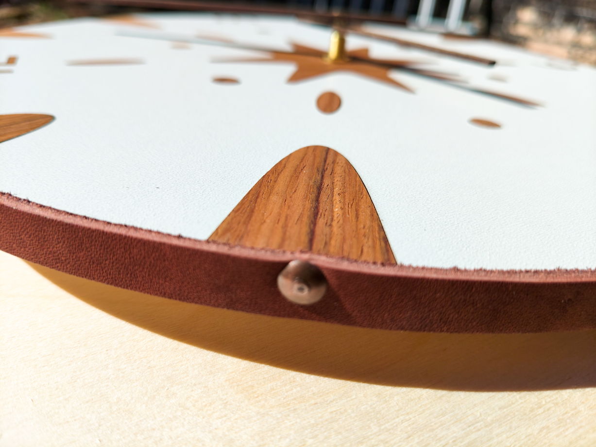 Современные настенные часы из дерева 35см