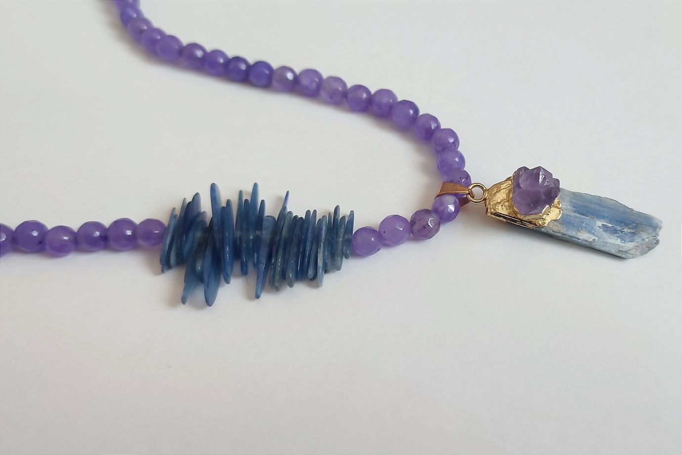 Колье с аметистом и кианитом