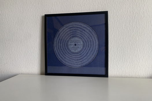 Анаконда Графика с змеиным узором на синей бумаге