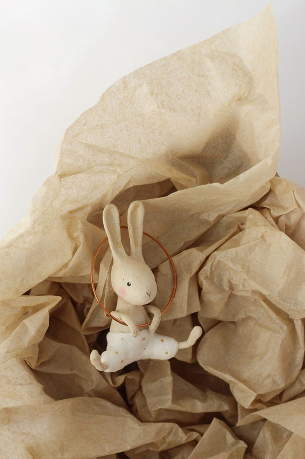 Авторская елочная игрушка "Кролик - акробат в кольце", беж