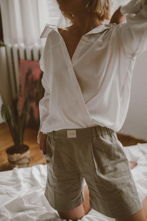 Белая хлопковая рубашка с карманами