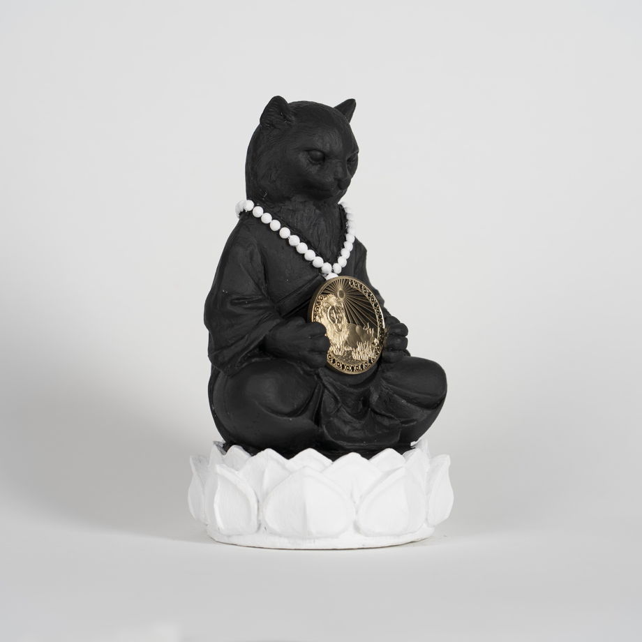 Статуэтка ручной работы из камня Чёрный Кот Султан с белой атрибутикой