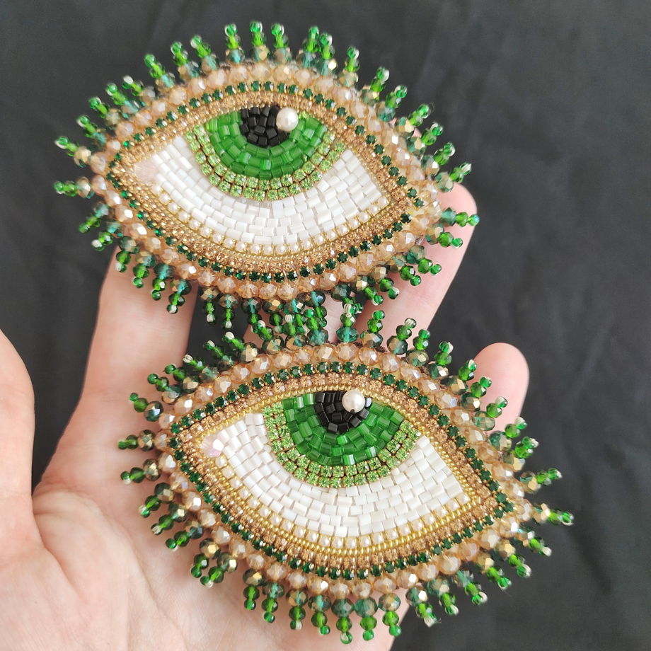 Брошь зеленый глаз из бисера и бусин ручной работы для женщины