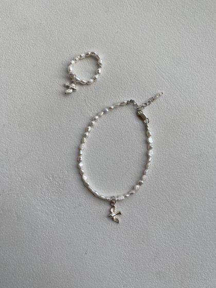 Браслет из жемчуга с подвесом птичка из серебра