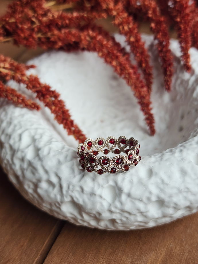 Кольцо плетеное, золотистое кольцо с бордовыми фианитами