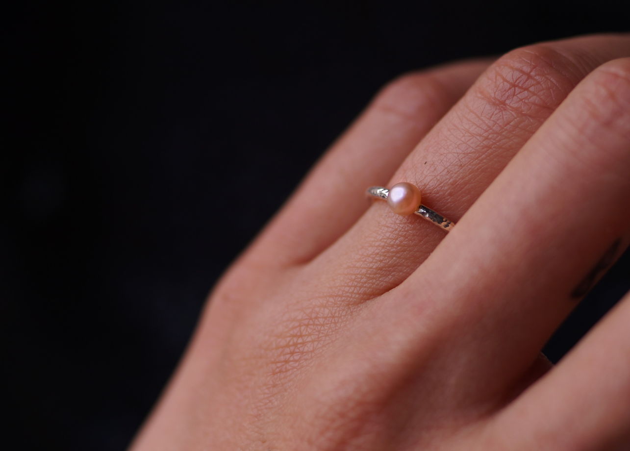 Тонкое текстурное серебряное кольцо с натуральным розовым жемчугом