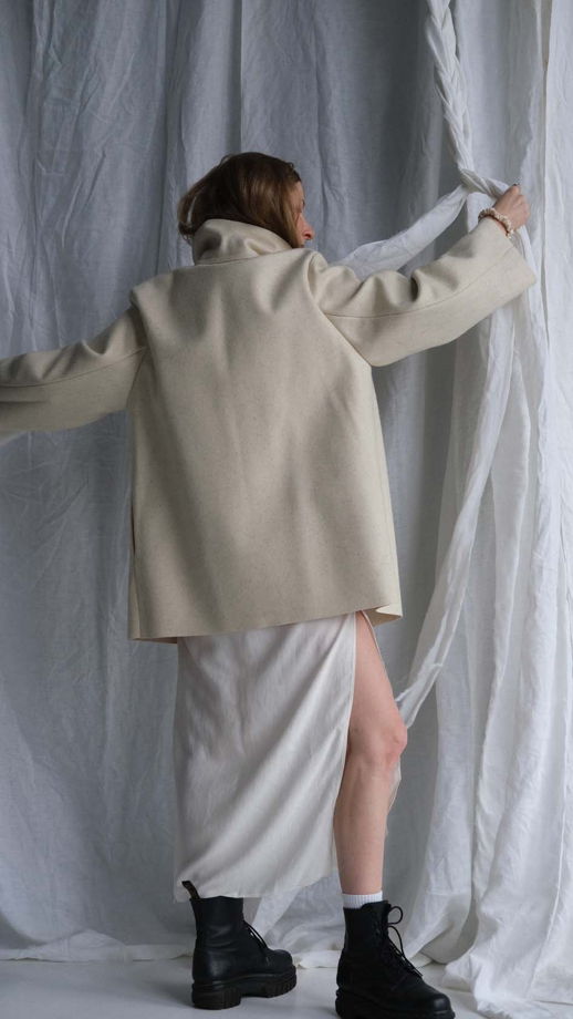 зимнее короткое шерстяное пальто на подкладке "молоко"