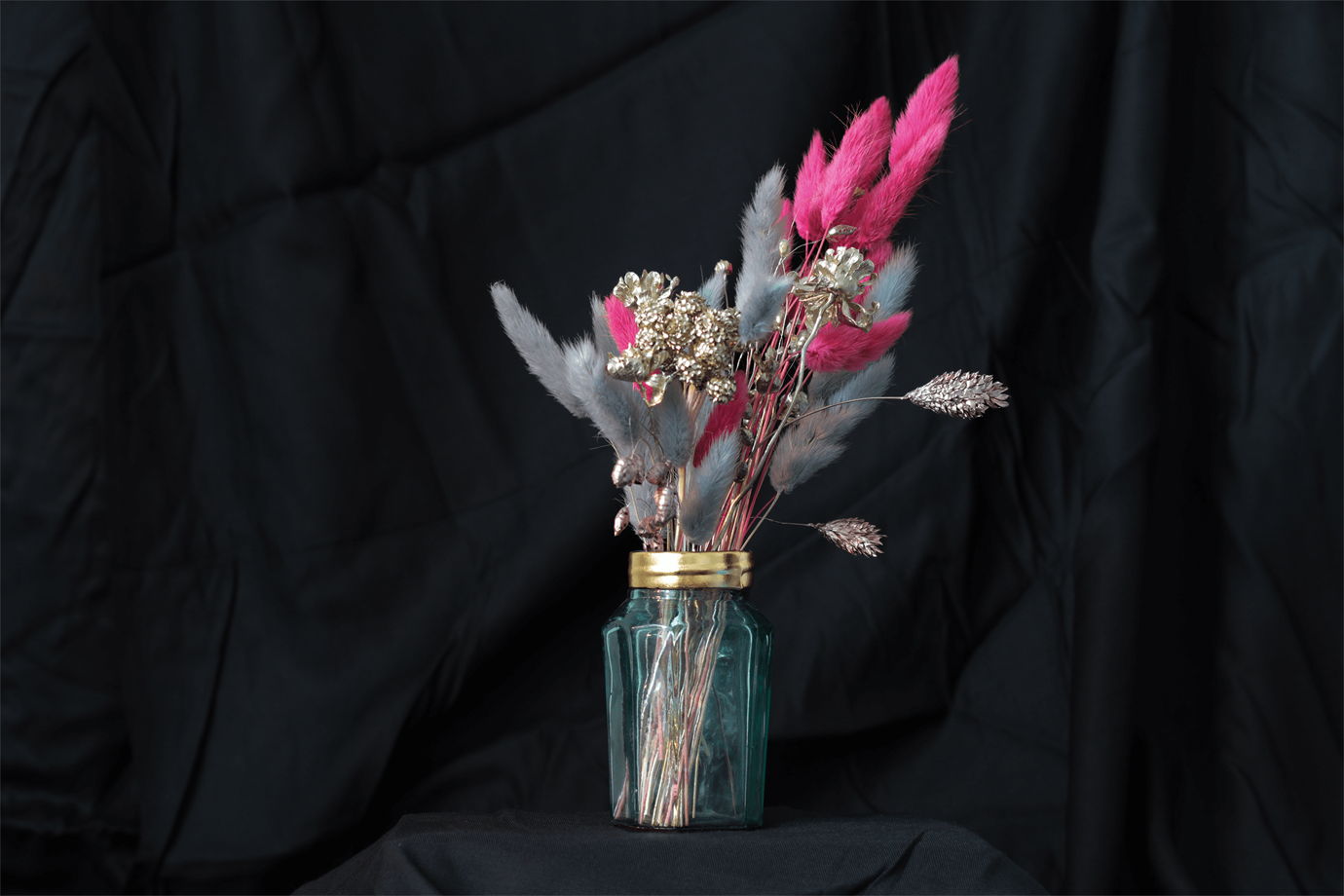 Золоченая ваза из старинной баночки с ярким букетом сухоцветов | Bloom 111