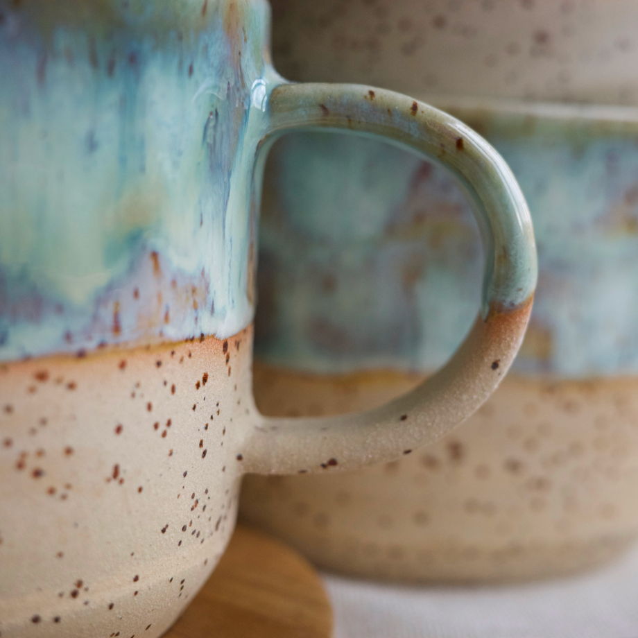 Чашка ручной работы с зеленой эффектарной глазурью, коллекция "933"